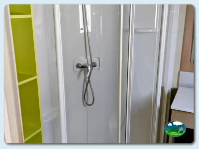 Baño con ducha y almacenamiento del Camping Playa de Mazarrón, Bolnuevo (Murcia)