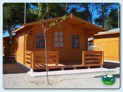 Cabaña de madera con terraza y vistas al bosque del Camping Playa de Mazarrón, Bolnuevo (Murcia)