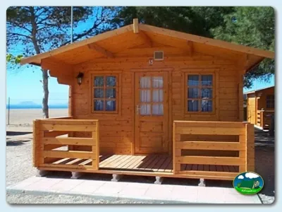 Cabaña de madera junto al mar con terraza del Camping Playa de Mazarrón, Bolnuevo (Murcia)