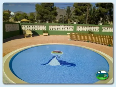 Piscina infantil con vistas a la montaña del Camping Playa de Mazarrón, Bolnuevo (Murcia)