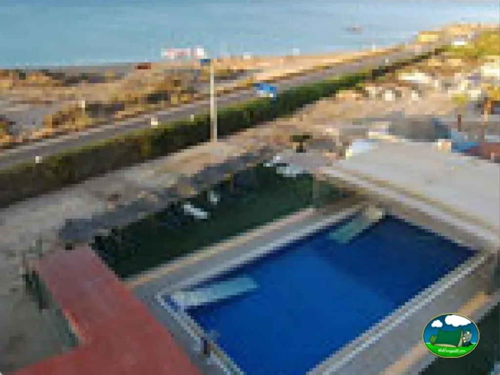 Piscina junto al mar con vistas a la playa del Camping Los Delfines, Mazarrón (Murcia)