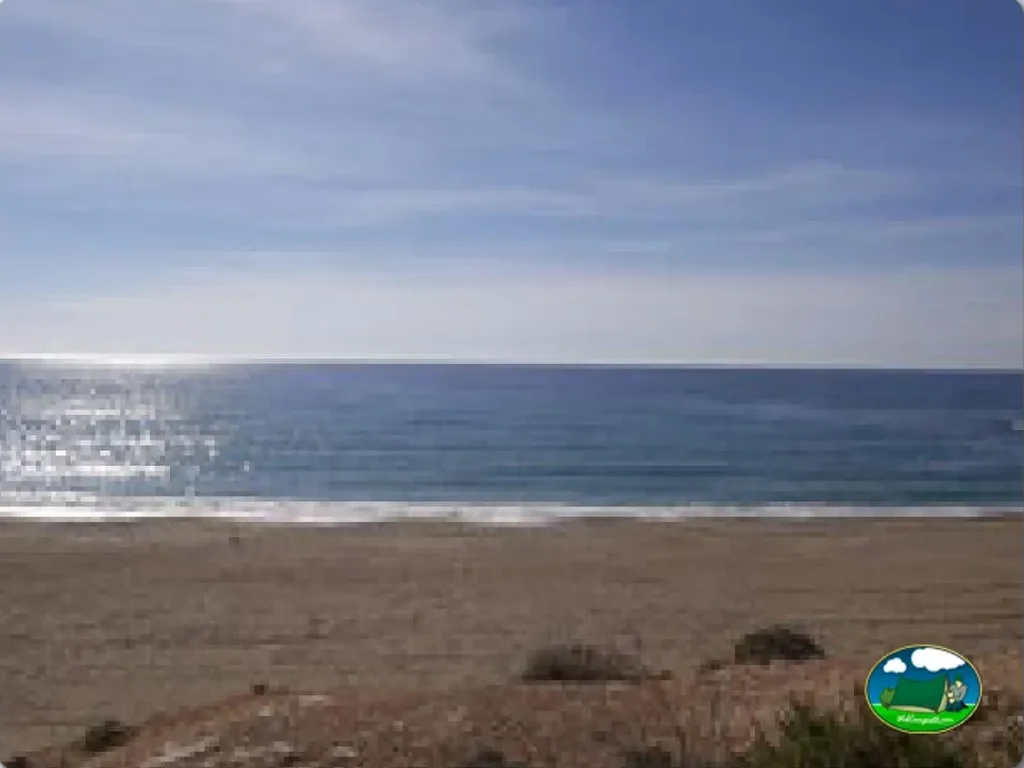 Playa junto al mar con arena y horizonte despejado del Camping Los Delfines, Mazarrón (Murcia)