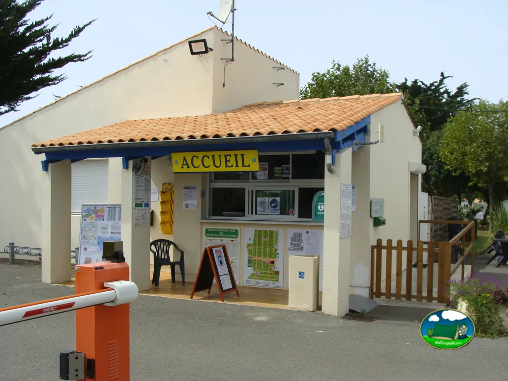 edificio de recepción con cartel Accueil y barrera de entrada en el camping municipal de La Brée-les-Bains
