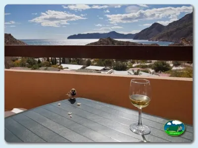 Bungalow con vistas al mar y montaña del Camping Naturista El Portús, Cartagena (Murcia)