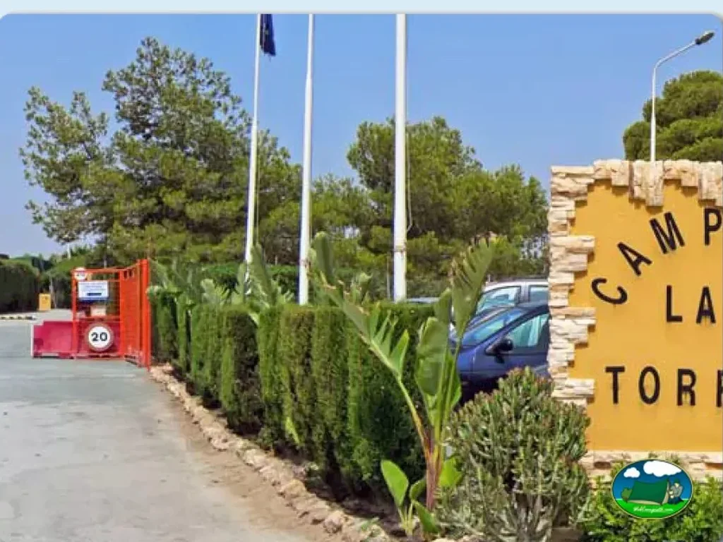 Entrada y cartel del recinto del Camping Las Torres, Mazarrón (Murcia)