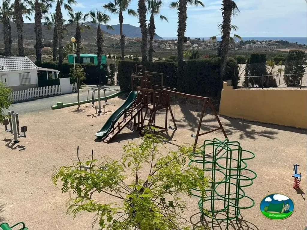 Parque infantil con vistas a la montaña del Camping Las Torres, Mazarrón (Murcia)