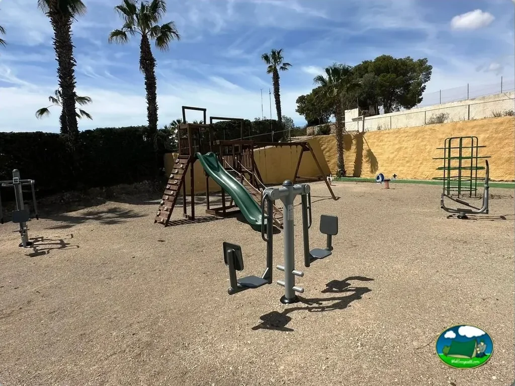 Parque infantil con tobogán y equipos de ejercicio del Camping Las Torres, Mazarrón (Murcia)