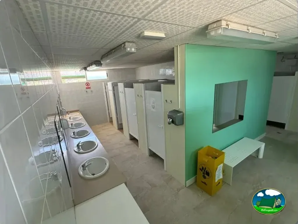 Aseos con lavadoras y duchas del Camping Las Torres, Mazarrón (Murcia)