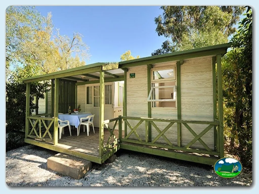 Bungalow con terraza cubierta y vistas al bosque del Camping La Manga, La Manga del Mar Menor (Murcia)