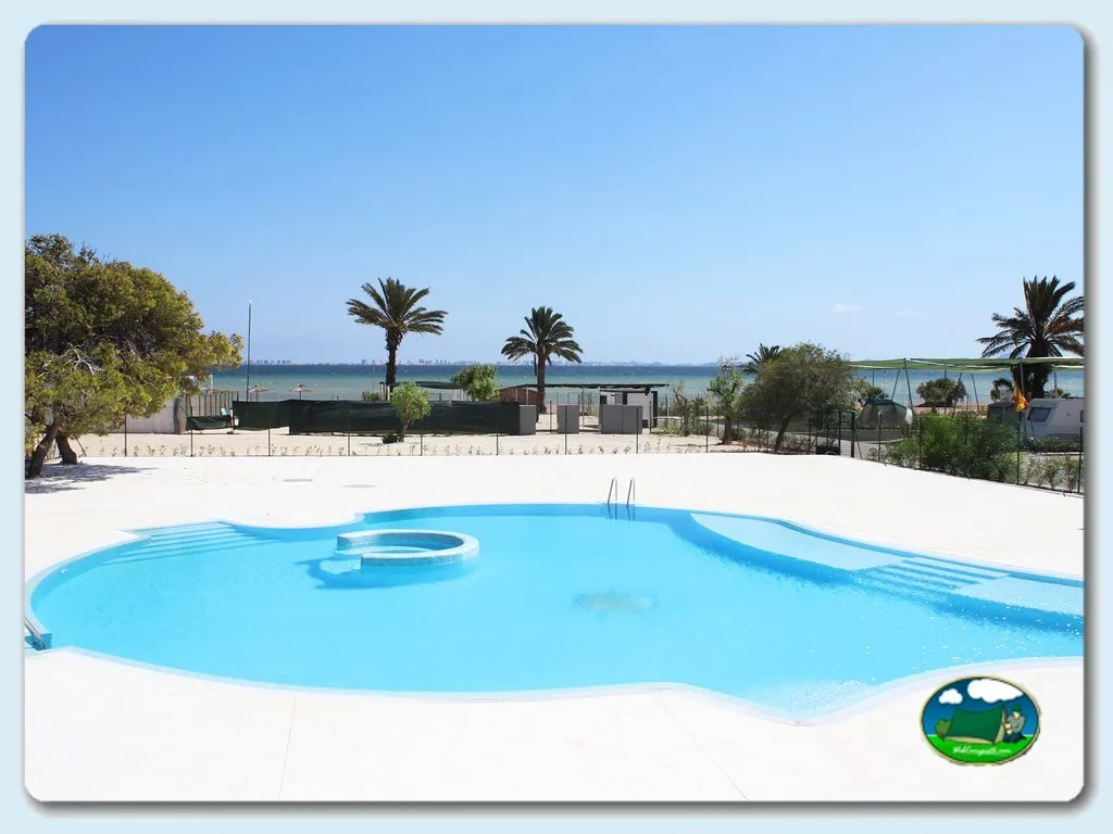Piscina con vistas al mar y palmeras del Camping Mar Menor, San Javier (Murcia)