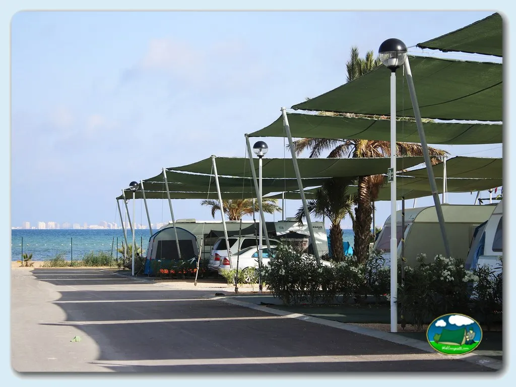Parcela junto al mar con toldo y vistas al mar del Camping Mar Menor, San Javier (Murcia)
