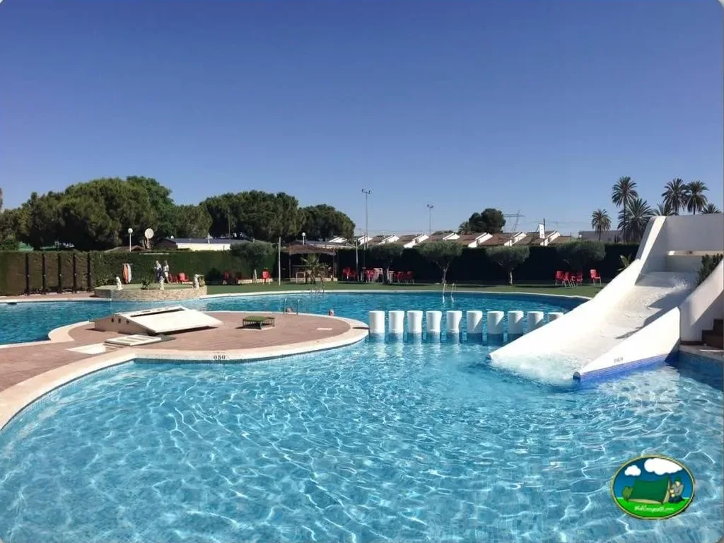 Piscina con tobogán y zona infantil del Camping San Javier, San Javier (Murcia)