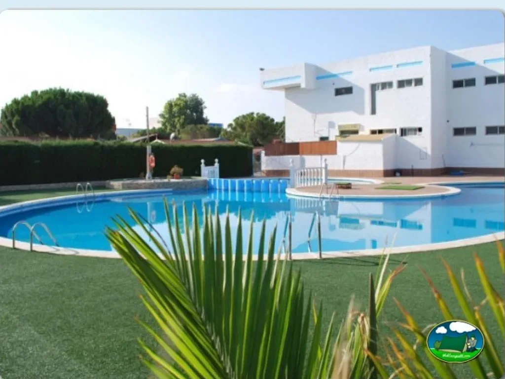 Piscina con vistas a edificio moderno del Camping San Javier, San Javier (Murcia)