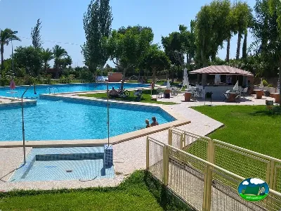 Piscina climatizada con zona infantil y bar del Camping Florantilles, Torrevieja (Alicante)