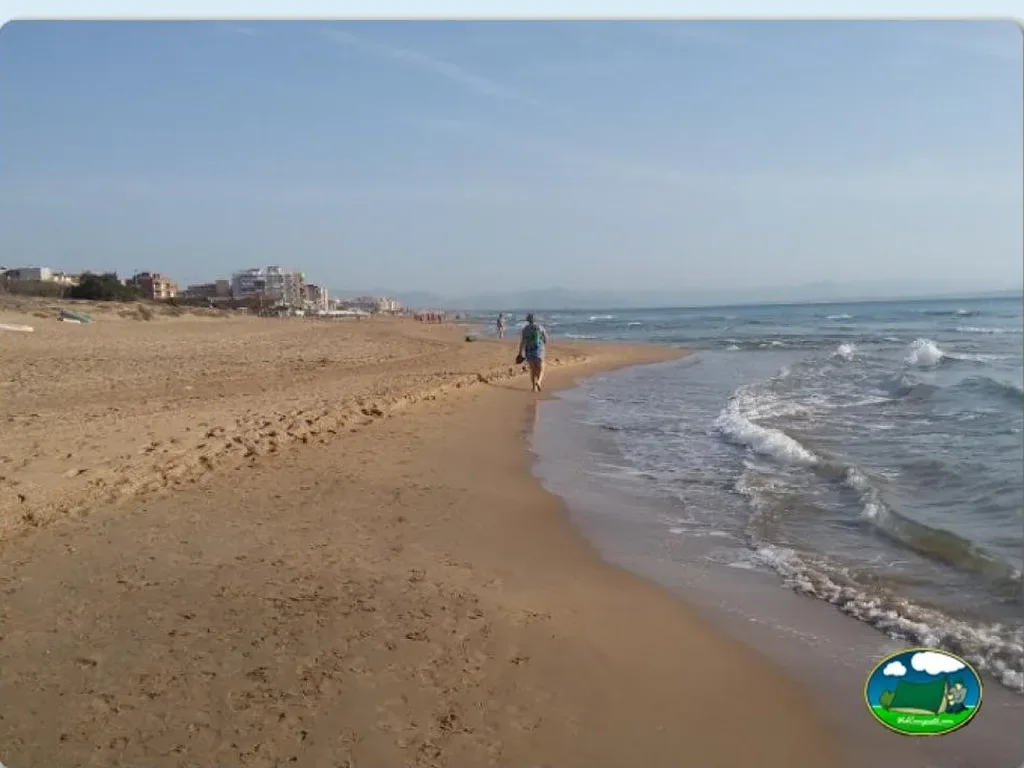 Playa junto al mar con arena y olas del Camping Palm-Mar, Guardamar del Segura (Alicante)