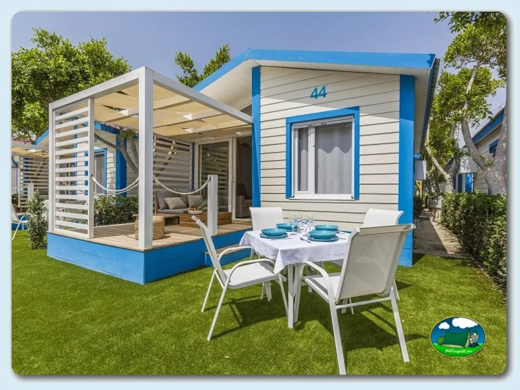 Mobil-home azul y blanco con terraza y porche del Camping Alannia Guardamar, Guardamar del Segura (Alicante)