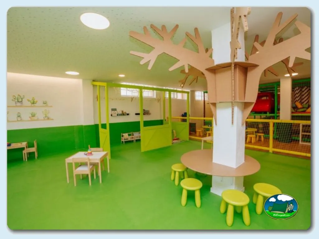 Parque infantil interior con árbol de madera y zona de juegos del Camping Alannia Guardamar, Guardamar del Segura (Alicante)