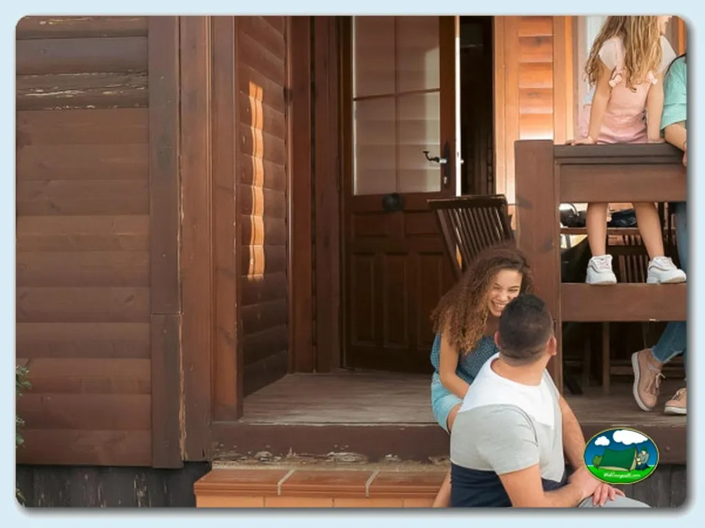 Cabaña con familia en entrada del Camping Samay La Marina, La Marina d‘Elx (Alicante)
