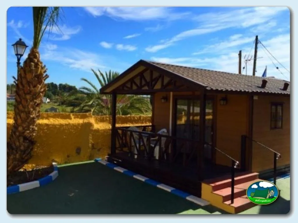 Bungalow con terraza y vistas al entorno del Camping Fuente, Baños de Fortuna (Murcia)