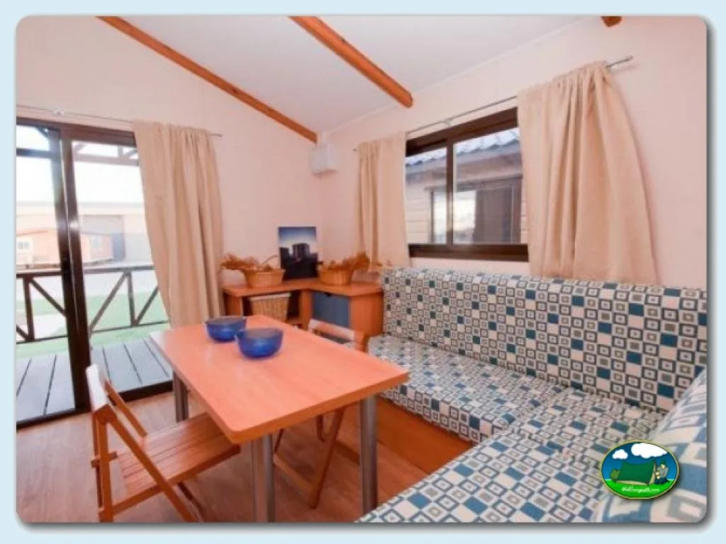 Bungalow interior con salón, comedor y vistas del Camping Fuente, Baños de Fortuna (Murcia)