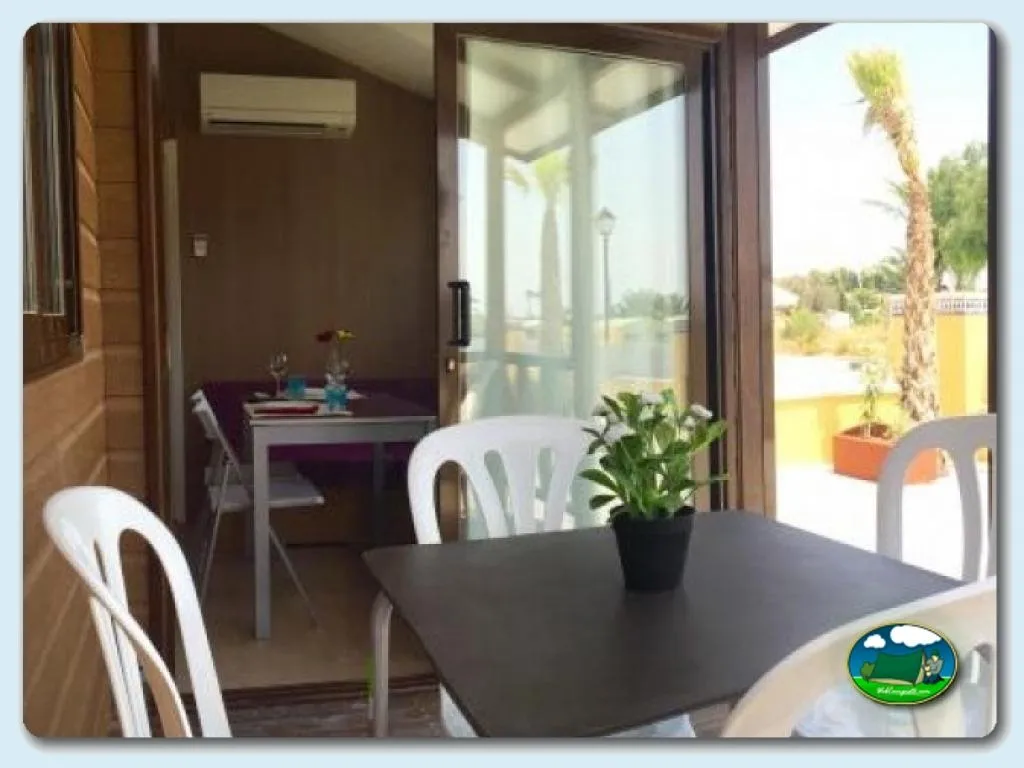Bungalow con terraza y vistas al jardín del Camping Fuente, Baños de Fortuna (Murcia)