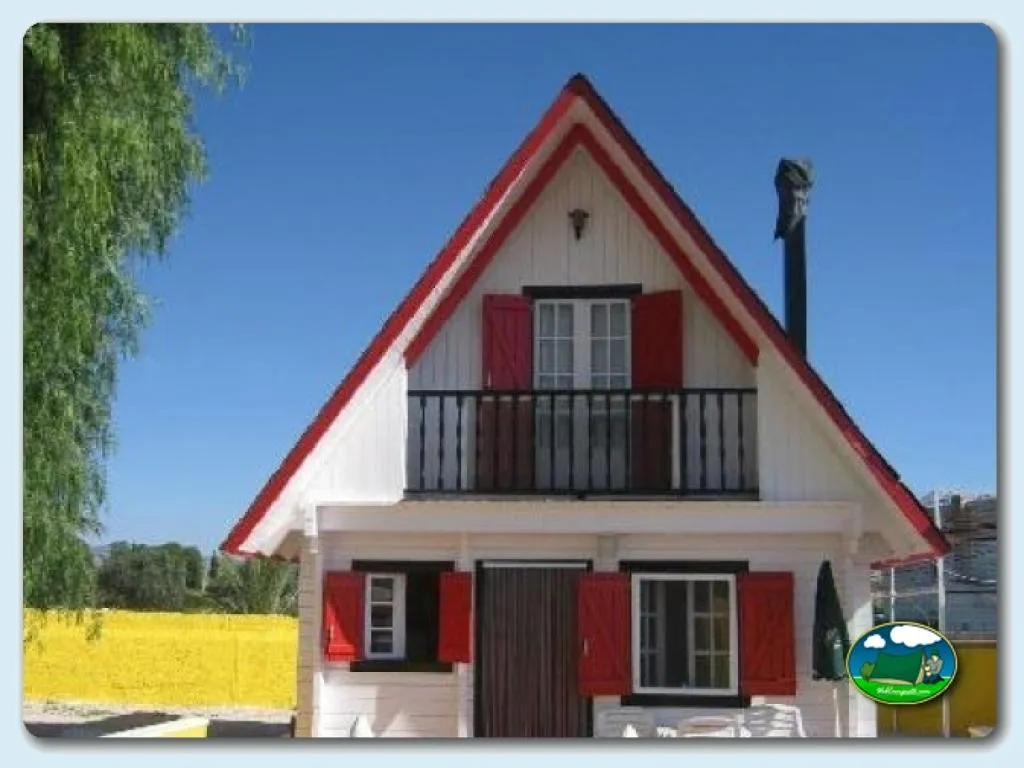 Bungalow con tejado rojo y balcón del Camping Fuente, Baños de Fortuna (Murcia)