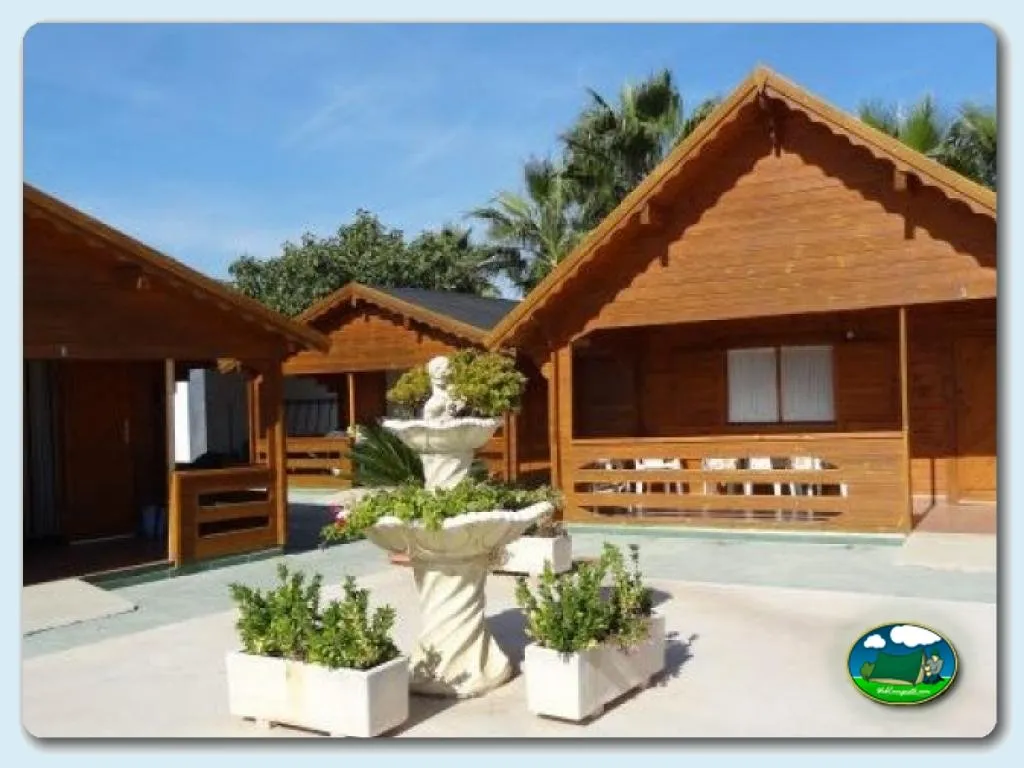 Bungalow de madera con terraza y vistas al jardín del Camping Fuente, Baños de Fortuna (Murcia)