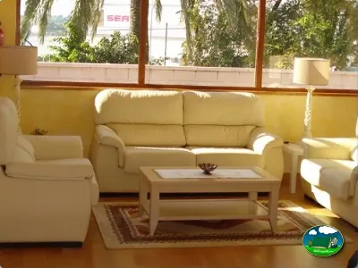 Recepción o sala común con sofás del Camping Internacional Las Palmeras, Crevillent (Alicante)