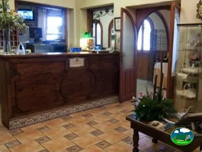 Recepción con mostrador de madera del Camping Internacional Las Palmeras, Crevillent (Alicante)