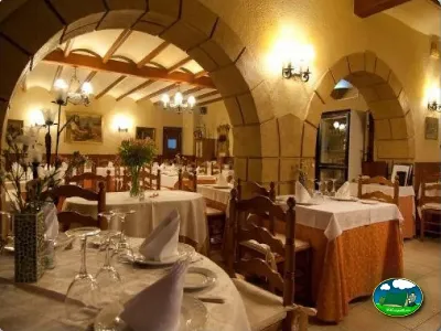 Restaurante con bóveda de piedra y iluminación cálida del Camping Internacional Las Palmeras, Crevillent (Alicante)