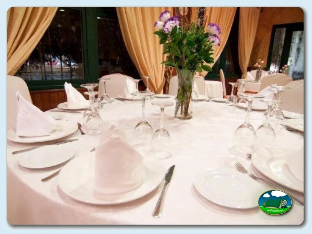 Restaurante con mesas elegantes y flores frescas del Camping Internacional Las Palmeras, Crevillent (Alicante)