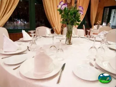 Restaurante con mesas elegantes y flores frescas del Camping Internacional Las Palmeras, Crevillent (Alicante)