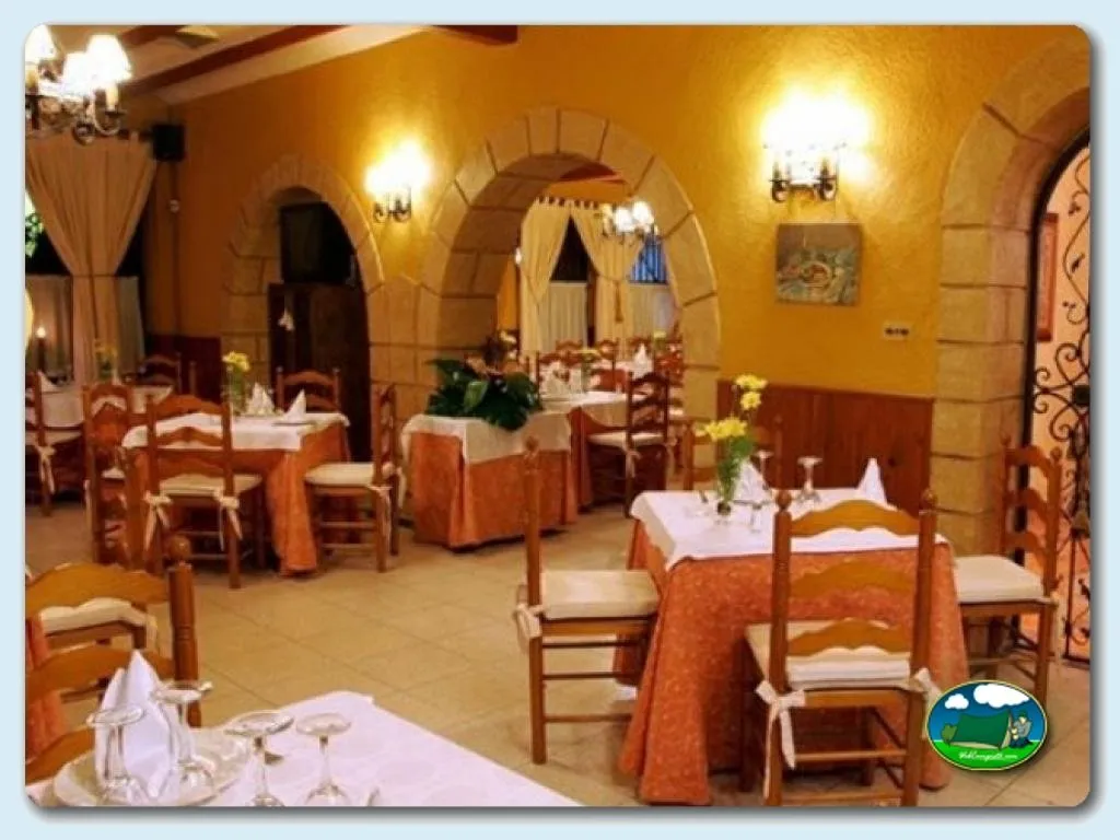 Restaurante interior con arquitectura rústica del Camping Internacional Las Palmeras, Crevillent (Alicante)