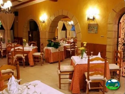 Restaurante interior con arquitectura rústica del Camping Internacional Las Palmeras, Crevillent (Alicante)