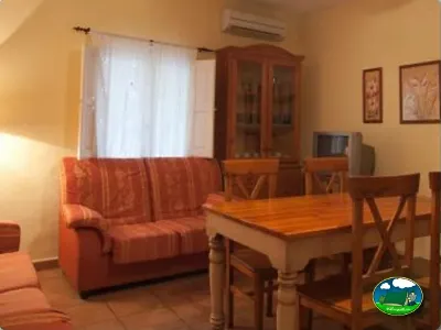 Mobil-home interior con sala de estar y comedor del Camping Internacional Las Palmeras, Crevillent (Alicante)