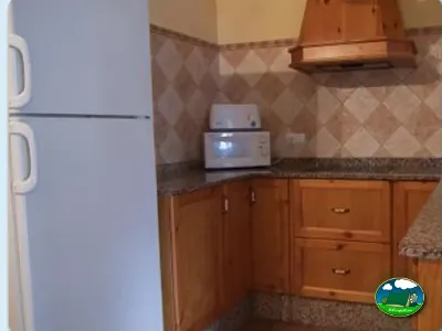 Cocina mobil-home con nevera y microondas del Camping Internacional Las Palmeras, Crevillent (Alicante)