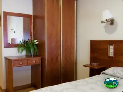 Mobil-home interior con dormitorio y armario del Camping Internacional Las Palmeras, Crevillent (Alicante)