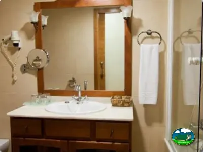Aseos con lavabo doble y espejo del Camping Internacional Las Palmeras, Crevillent (Alicante)