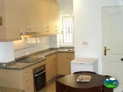 Cocina equipada mobil-home del Camping Internacional Las Palmeras, Crevillent (Alicante)