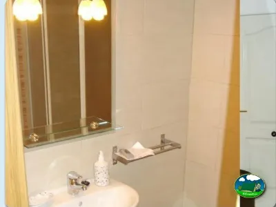 Aseos con lavabo y espejo iluminado del Camping Internacional Las Palmeras, Crevillent (Alicante)