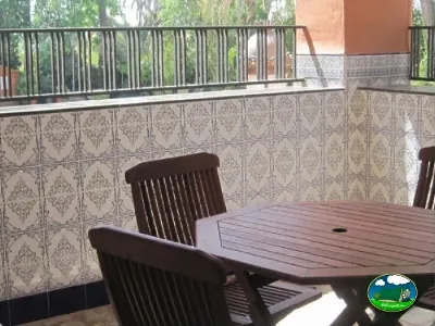 Parcela con terraza y mesa del Camping Internacional Las Palmeras, Crevillent (Alicante)