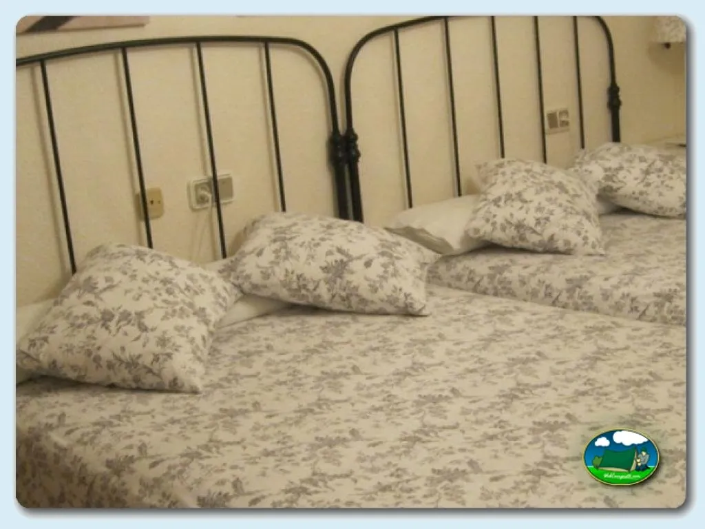 Mobil-home interior con cama de matrimonio del Camping Internacional Las Palmeras, Crevillent (Alicante)