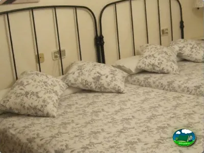 Mobil-home interior con cama de matrimonio del Camping Internacional Las Palmeras, Crevillent (Alicante)
