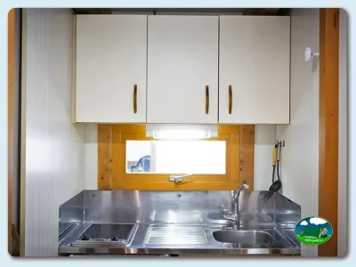 Mobil-home cocina con encimera acero inoxidable del Camping Mariola, Bocairent (Valencia)