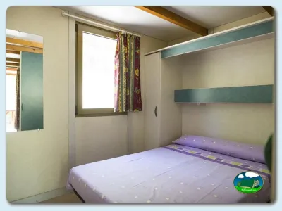 Mobil-home interior con cama doble del Camping Mariola, Bocairent (Valencia)