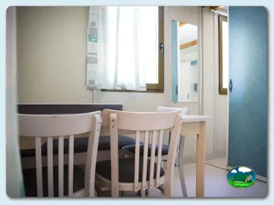 Mobil-home interior con zona de comedor del Camping Mariola, Bocairent (Valencia)