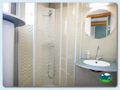 Aseos con ducha y lavabo del Camping Mariola, Bocairent (Valencia)