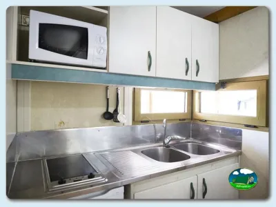 Cocina mobil-home con microondas y fregadero del Camping Mariola, Bocairent (Valencia)