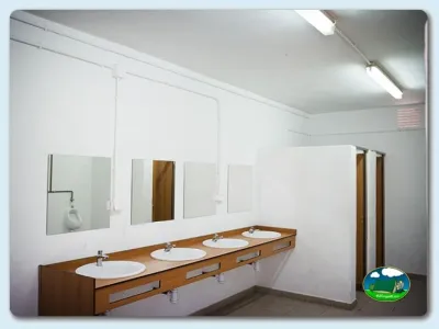 Aseos con lavabos y espejos del Camping Mariola, Bocairent (Valencia)