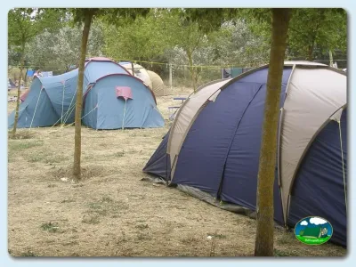 Tiendas de acampada en parcela arbolada del Camping Mariola, Bocairent (Valencia)